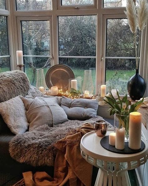 7 Bohemian Reading Nooks for Cozy Afternoons Cosy Reading Corner, Cosy Interior, Cosy House, Cosy Room, Cosy Corner, Floor Seating, Cozy Reading Nook, Cozy Reading, Cozy Nook