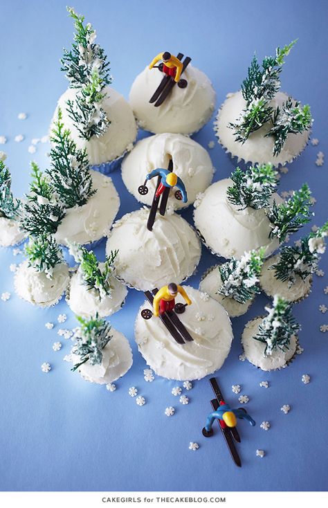 Snowboard Themed Birthday Party, Ski Baby Shower Ideas, Ski Party Food, Ski Cake, Ski Lodge Christmas, Lodge Christmas, Baby Skiing, Winter Cupcakes, Ski Party