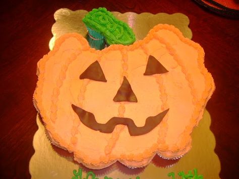 pull apart cupcakes designs | Lafayette-Crews Cakes and Dainties: Jack-o-lantern Cupcake Pullapart Scarecrow Cupcake, Halloween Cupcake Cake, Jack O Lantern Cake, Pumpkin Patch Birthday Party, Pasteles Halloween, Pumpkin Patch Birthday, Halloween Food Cupcakes, Pumpkin Birthday Parties, Halloween Party Appetizers