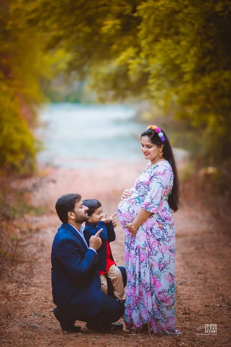 Maternity Photoshoot Poses In Saree, Indian Parents Photography, Metarnity Photoshoot Indian At Home, Metarneti Shoot, Family Photoshoot Indian, Metarnity Photoshoot Indian, Maternity Photography Indian, Maternity Photoshoot Poses Indian, Maternity Photography Poses Indian