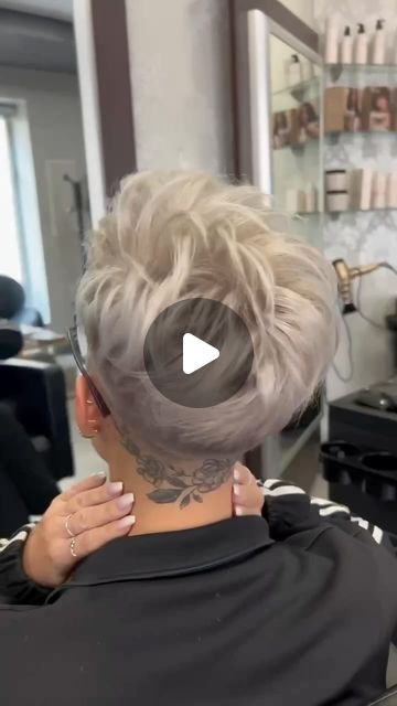 Cheveux Courts Funky, Short White Hair, Hairstyles Pigtails, Edgy Pixie Haircuts, Over 60 Hairstyles, Caramel Highlights, Pool Hairstyles, Blonde Pixie Cuts, Summer Dresses For Wedding Guest