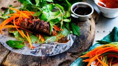 Tangy, fragrant lemongrass beef rice paper rolls. Rice Paper Rolls Recipes, Lemongrass Beef, Asian Pantry, Beef Roll, Beef Rice, Rice Paper Rolls, Beef And Rice, Hoisin Sauce, East Asian