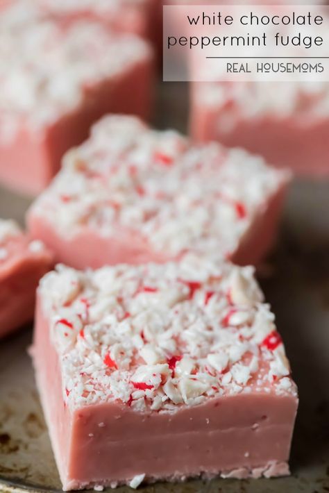 WHITE CHOCOLATE PEPPERMINT FUDGE is a super easy recipe that tastes out of this world good! Creamy white chocolate mixed with peppermint is always a hit at Christmas! Chocolate Peppermint Fudge, Peppermint Fudge Recipe, Peppermint Recipes, Peppermint Fudge, White Chocolate Peppermint, Oreo Fudge, Christmas Fudge, Fudge Recipes Easy, Fudge Easy