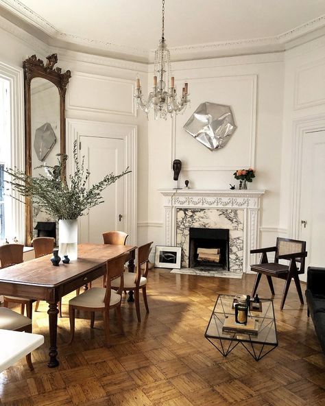 Parisian Dining Table, Marble Fireplace Ideas, Parisian Dining Room, Marble Interior Design, Parisian Dining, Paris Apartment Decor, Parisian Interior, Interior Design News, Colorful Interior Design