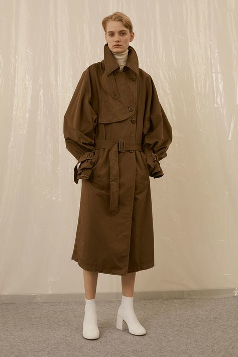 MM6 Maison Margiela Pre-Fall 2018 Collection Photos - Vogue Fancy Coat, Pre Fall Fashion, Ice Storm, Coat Trends, Vogue Us, Mm6 Maison Margiela, Fashion 2018, Fashion Show Collection, Fall 2018