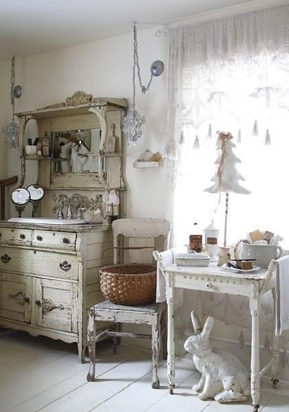 25 Shabby Chic Decorating Ideas to Brighten Up Home Interiors and Add Vintage Style Old Fashioned Bedroom, Shabby Chic Bathroom Vanity, Camera Shabby Chic, Baños Shabby Chic, Styl Shabby Chic, Vibeke Design, Cottage Shabby Chic, Shabby Chick, Living Vintage