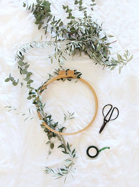 DIY Eucalyptus Olive & Floral Wreath Diy Eucalyptus, Floral Branch, Floral Hoops, Rustic Wreath, Welcome Wreath, Wreath Christmas, Mason Jar Crafts, Olive Branch, Simple Diy