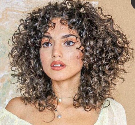 Seamless Layers Haircut, Curly Haircuts Oval Face, Curly Hair Cuts For Oval Face, Short Round Curly Haircut, 3b Curly Haircuts Medium, Medium Curly Haircuts For Round Faces, Short Curly Hair Cuts For Round Faces, Short 3b Curly Haircuts, Curlyhairstyles Short