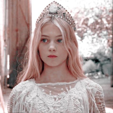 Young Princess Aesthetic, Billie Gadsdon, Princess Blonde Hair, Blonde Faceclaim, Viserra Targaryen, Blonde Princess, Daemon Targaryen, Targaryen Aesthetic, Royalty Aesthetic