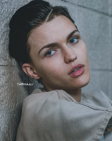 Stella Oitnb, Stella Carlin, Bald Girl, Justin Beiber, Orange Is The New Black, Orange Is The New, Draw On Photos, Ruby Rose, Actress Photos