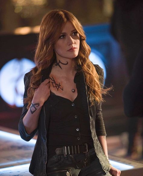 Clary Fray Outfit, Hunter Costume, Shadowhunters Series, Kat Mcnamara, Hunter Outfit, Clary Fray, Katherine Mcnamara, City Of Bones, Shadow Hunters