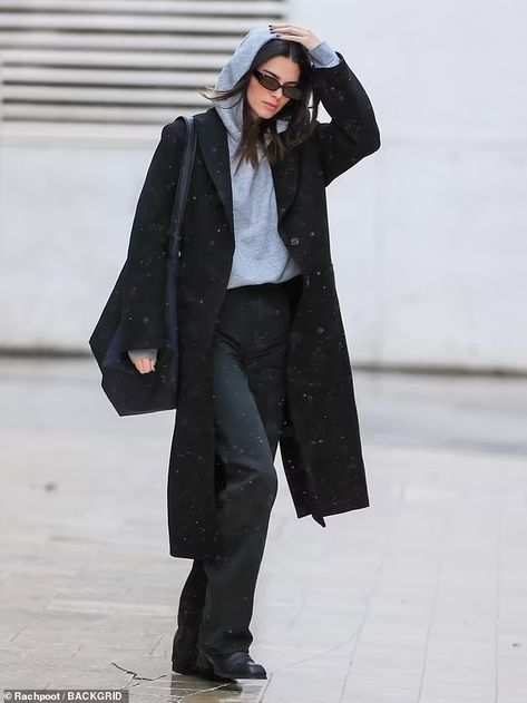 Black Coat Outfit, Kendall Jenner Street Style, Trench Coat Outfit, Kendall Style, Kendall Jenner Outfits, Hoodie Coat, Trench Coat Black, Celebrity Street Style, Hoodie Outfit