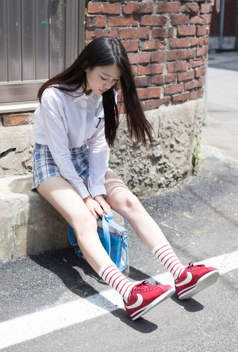 Pose Mannequin, Outfit Red, Female Pose Reference, Woman Sitting, Sneakers Outfit, Female Poses, Model Poses, Asian Fashion, Pose Reference