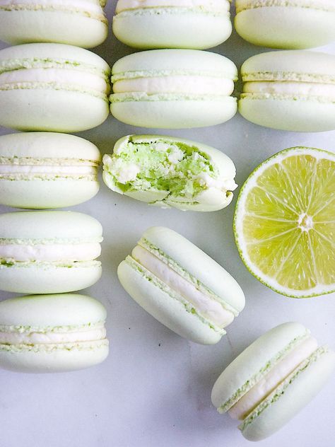 Lime Macarons, Lime Buttercream, French Macaroon Recipes, Macarons Cake, Macaron Flavors, Macaron Cookies, 귀여운 음식 그림, French Macaroons, Macaroon Recipes