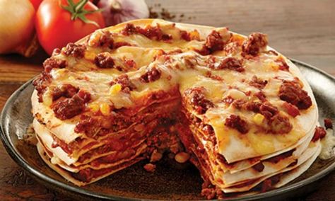 Kind of like lasagne except with chilli con carne and tortillas! This delicious Mexican tortilla stack is yummy, filling and a little bit different. Tortilla Cake, Tortilla Stack, Continental Recipes, Mexican Tortilla, Bday Dinner, Easy Vegetarian Lunch, Corn Salsa, Easy Eat, Chili Cheese