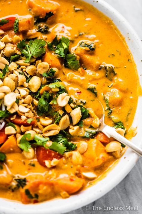 Curry With Peanut Butter, Peanut Curry Vegan, Peanut Curry Sauce, Thai Peanut Curry, Peanut Butter Curry, Thai Flavors, Red Thai Curry, Thai Curry Recipes, Curry Easy