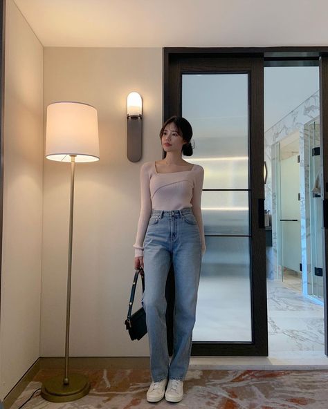 Campus Outfit Casual, Foto Ootd, Preppy Style Outfits, Outfits Beige, Campus Outfit, Simple Casual Outfits, Korean Outfit Street Styles, Mom Jeans Outfit, Korean Casual Outfits