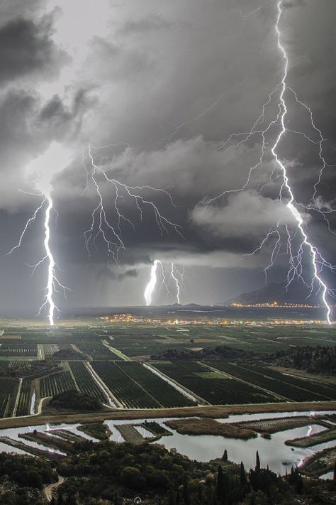 Striking Ugly Sky Pictures, Thunder Photography, Storm Wallpaper, Lightning Storms, Lightning Photography, Storm Art, Storm Photography, Wild Weather, Clouds Photography