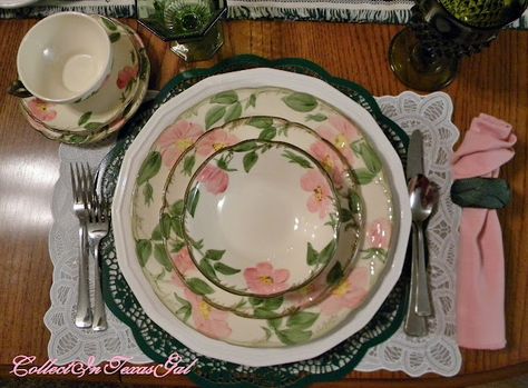 franciscan desert rose tablescapes Desert Rose Dishes, Dessert Rose, Desert Plates, Franciscan Ware, Pink Saturday, Fine China Dinnerware, Franciscan Desert Rose, Green China, Dining Ware