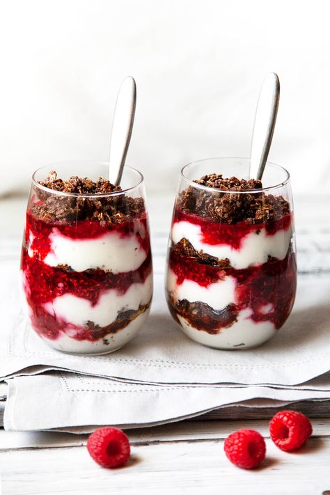 Chocolate Raspberry Yogurt Parfaits filled with layers of crunchy chocolate granola, creamy yogurt, and a fresh, sweet-tart raspberry sauce. Perfect for breakfast or dessert. #yogurt #parfait #easy #breakfast #raspberry #chocolate #granola #healthy #recipe #greek #fruit #desserts #brunch, #toppings #vanilla #berry #bowl Oat Clusters, Chocolate Granola Recipe, Crunch Chocolate, Yogurt Parfait Recipe, Pumpkin Spice Granola, Crunchy Chocolate, Almond Crunch, Raspberry Yogurt, Creamy Yogurt