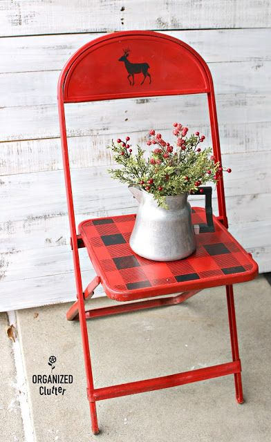 Vintage Christmas Decorations Farmhouse, Christmas Upcycle, Christmas Decorations Farmhouse, Winter Christmas Decor, Metal Folding Chairs, Christmas Chair, Farmhouse Chairs, Thrift Store Crafts, Chair Makeover