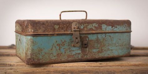 Rusty Toolbox Trunk Upcycle, Rustic Glam Decor, Rusty Tools, Old Tool Boxes, Metal Tool Box, Old Metal, Metal Tree Wall Art, Antique Tools, Glam Decor