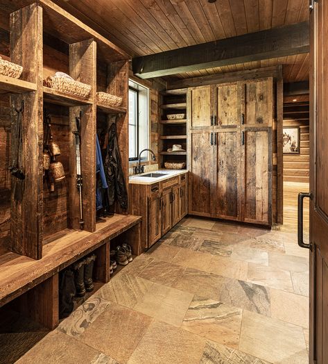 Hunting Lodge Mudroom, Ranch Mudroom Ideas, Hunting Storage Room, Hunt Club Decor, Ranch Entryway, Hunting Closet, Rustic Mudroom, Hunting Room Design, Hunting Lodge Interiors