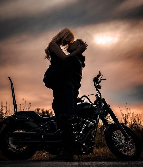 Motorcycle Wedding Pictures Engagement Pics, Motorcycle Couple Pictures Photo Ideas, Bike Wedding Photography, Couple On Bike Aesthetic, Engagement Photos Harley Davidson, Couples Motorcycle Pictures, Harley Couple Photoshoot, Motorcycle Photo Shoot Couple, Motorcyle Couples Photography