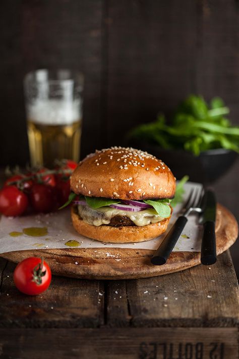 A vegetarian burger with mushrooms roasted in pesto | DrizzleandDip #vegetarian #recipe / burger végétarien aux champignons rotis et pesto Burger With Mushrooms, Mushrooms Roasted, Sandwich Wrap, Mushroom Burger, Vegetarian Burger, Roasted Mushrooms, Burger Buns, Food Heaven, Food Photography Styling