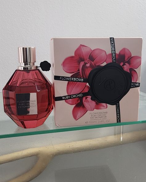 Try Before you buy, Try this Ruby 🌹🍓🍒red strawberry and honey Lustful Scent By Viktor And Rolf❤️ #Ruby #Orchid #reviews #watermelon #Fragrance #perfume #perfumesamples #cologne #colognesamples #perfumesampledotcom #notes #scents #classy Watermelon Fragrance, Viktor And Rolf, Perfume Samples, Flower Bomb, Red Strawberry, Viktor & Rolf, Ruby Red, Orchids, Watermelon