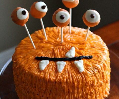 orange stringy Monster cake Spooky Halloween Cakes, Halloween Torte, Bolo Halloween, Bee Sweet, Dessert Oreo, Monster Cake, Hello Sweetie, Cute Birthday Cakes, Halloween Desserts