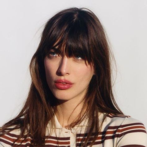 Louise Follain, Brunettes, Brunette Hair Color, Hair Colors, Hairstyles With Bangs, Hair Inspo, Hair Ideas, Bangs, Hair Color