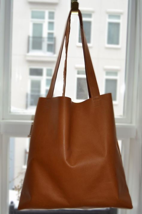 The Crafty Novice: DIY Sew: Leather Tote Bag Faux Leather Bag Pattern, Leather Tote Pattern, Diy Leather Tote Bag, Tote Bag Pattern Leather, Diy Leather Tote, Leather Handbags Diy, Simple Leather Bag, Bucket Bag Pattern, Handmade Leather Tote Bag