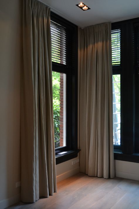 Project Utrecht - Ginterieur Black Blinds For Windows, Black Blinds, Plain Curtains, Indoor Design, Black Windows, Style Deco, Style At Home, Home Fashion, Curtains Living Room