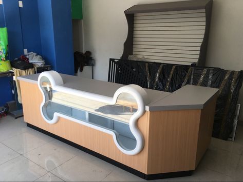 Mueble recepcion para veterinaria con diseño de hueso en relieve. Pet Shop Design, Pet Hotel Design, Dog Room Design, Dog Boarding Ideas, Pet Grooming Shop, Dog Daycare Business, Hotel Pet, Pet Store Design, Pet Store Ideas