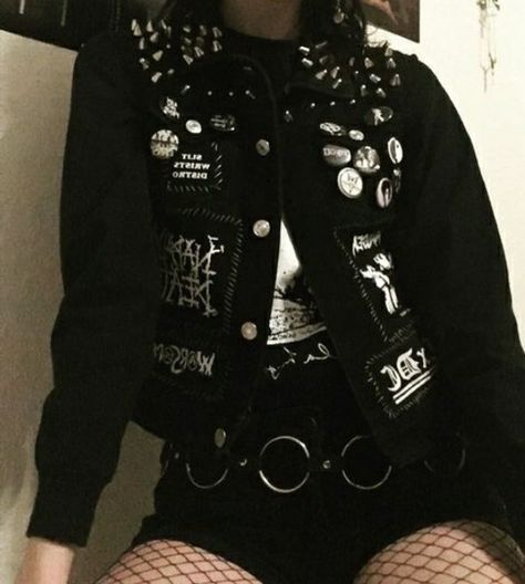 Alt Clothes Diy, Metalhead Fashion, Goth Jacket, Punk Fashion Diy, Denim Diy Clothes, Battle Jacket, Alt Outfits, Diy Jacket, Looks Black