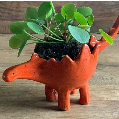 Pottery Pot Ideas, Dinosaur Ceramics, Dinosaur Planter, Plant Pottery, Artisan Market, Clay Diy Projects, Keramik Design, Pinch Pots, Food Fashion