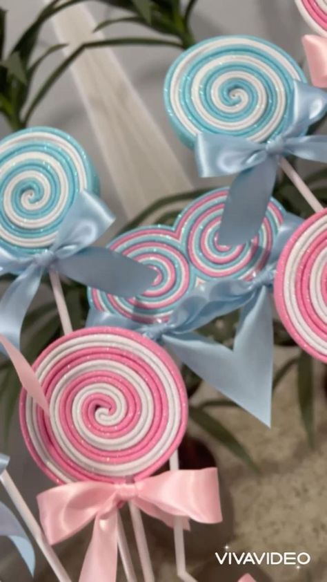 Candy Hat Diy, Pastel Candy Christmas Decor Diy, Candy Centerpiece Ideas, Ideas Para Decorar Navidad, Diy Candyland Decorations, Ideas Para Decorar En Navidad, Navidad Pink, Foam Candy, Lollipop Christmas