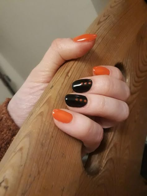 Black And Orange Gel Nails Short, Short Halloween Nails Orange And Black, Gray And Orange Halloween Nails, October Orange Nails, Simple Orange And Black Nails, Short Black And Orange Nails, Orange And Black Fall Nails, Orange Black Nails Design, Black And Orange Nails Fall