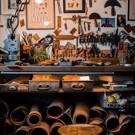 Leather Workshop Studio, Leather Workshop Ideas, Jewelry Station, Jewelry Studio Organization, Crate Shelf, Leather Studio, Leatherworking Tools, Work Studio, Artists Studio