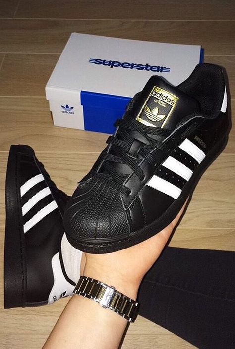 Black Adidas Superstar Outfit, Black Adidas Superstar, Sneakers Adidas Superstar, Adidas Superstar Black, Black Adidas Shoes, Black Superstar, Adidas White Shoes, Urban Sneakers, Pretty Shoes Sneakers