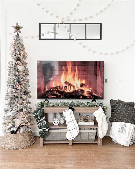 Christmas Living Room Wallpaper, Bookshelf Christmas Decor, Christmas Decor Tv Stand, Tv Stand Styling, Tv Stand Christmas, Living Room Wreath, Tv Stand Christmas Decor, Simple Christmas Decor Ideas, Christmas Tv Stand