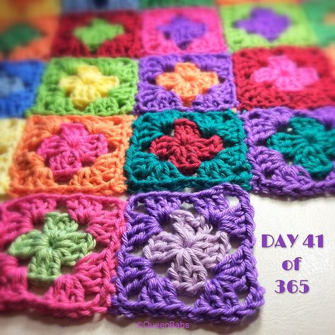 Small Granny Square Blanket, Round Granny Square, Just Little Things, Crochet Flower Granny Square Pattern, Crochet Granny Stitch, Crochet Granny Square Afghan, Granny Square Crochet Patterns Free, Crochet Heart Pattern, Crochet Afgans