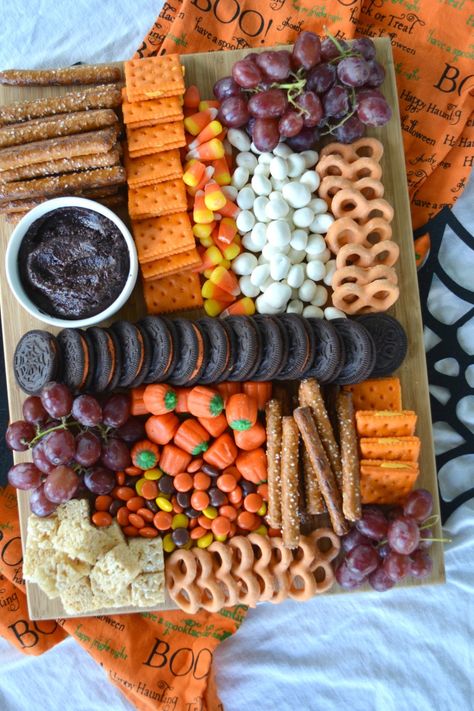 Halloween Dessert Charcuterie Board Char Spooky Board, Easy Halloween Snack Board, Spooky Girls Night Snacks, Halloween Serving Ideas, Fun Themed Charcuterie Board Ideas, Charcuterie Board For Halloween, October Charcuterie Board, Candy Charcuterie Board Halloween, Pumpkin Themed Charcuterie Board