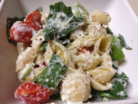 Spinach, cherry tomato, ricotta and garlic pasta salad. I used mostaccioli instead if the shells because that's what I had. Turned pretty good and tasty! And it's light enough for the summer! After you refrigerate it though, the ricotta cheese hardens and it's less creamy.. Spinach Cherry Tomato, Roasted Garlic Pasta Salad, Garlic Pasta Salad, Roasted Garlic Pasta, Roasting Garlic, Pasta With Ricotta, Pasta Salad With Spinach, Ricotta Spinach, Roasting Garlic In Oven