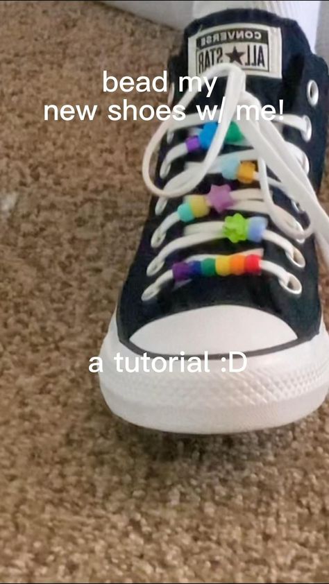 Shoelace Beads Converse, Shoe With Beads, How To Put Beads On Converse Laces, How Do You Put Beads On Your Shoelaces, Shoe Laces Patterns Converse, Decorating Converse Shoes, Cool Converse Designs Painted Shoes, Star Lace Shoes Tutorial Step By Step, Laces Shoes Tutorial