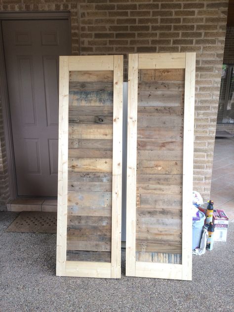 Pallet Cupboard Doors, Pallet Door Diy, Diy Cupboard Doors, Closet Boxes, Decorating Doors, Wood Barn Doors, Pallet Door, Sliding Garage Doors, Pallet Barn