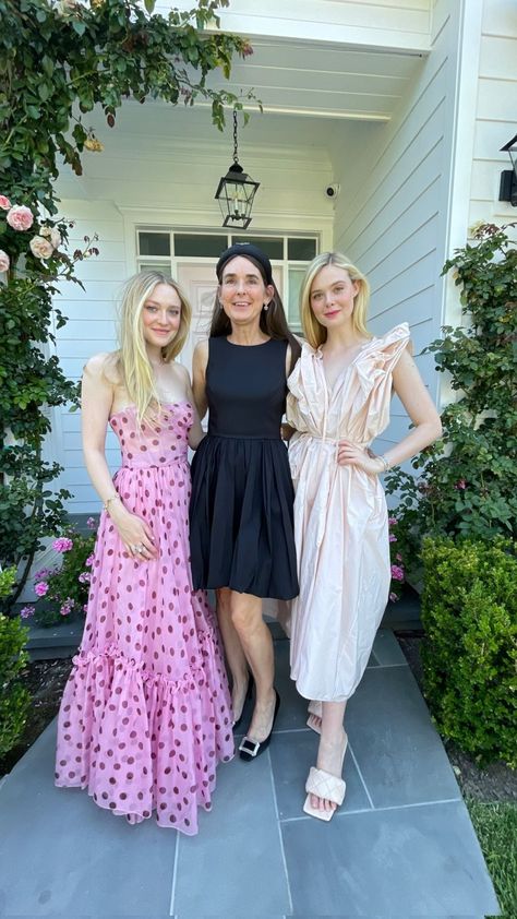 Dakota Fanning Style, Healthy Bodies, Dakota And Elle Fanning, White Honey, Dakota Fanning, Iconic Dresses, Elle Fanning, Fairy Dress, Prom Wedding