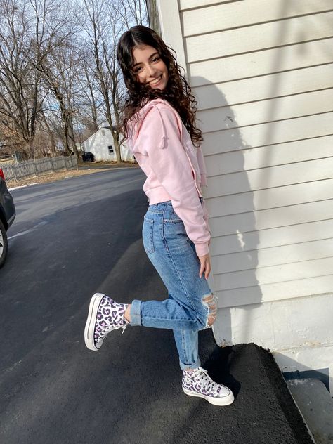 (cheetah converse, converse, pink converse, outfit idea, brandy melville, pacsun, curly hair) Cheetah Converse, Pink Converse Outfit, Outfit Tenis, Converse Outfit, Converse Pink, Pink Converse, Pink Cheetah, Black Converse, Outfits With Converse