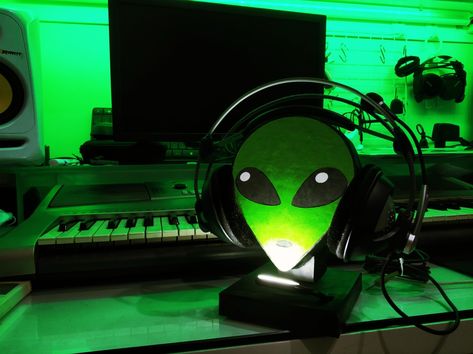 DIY cardboard headphone stand Diy Headphone Stand, Diy Headphones, Alien Face, Headphone Stand, Headphone Stands, Diy Cardboard, Table Fan, Home Appliances, Interior Design